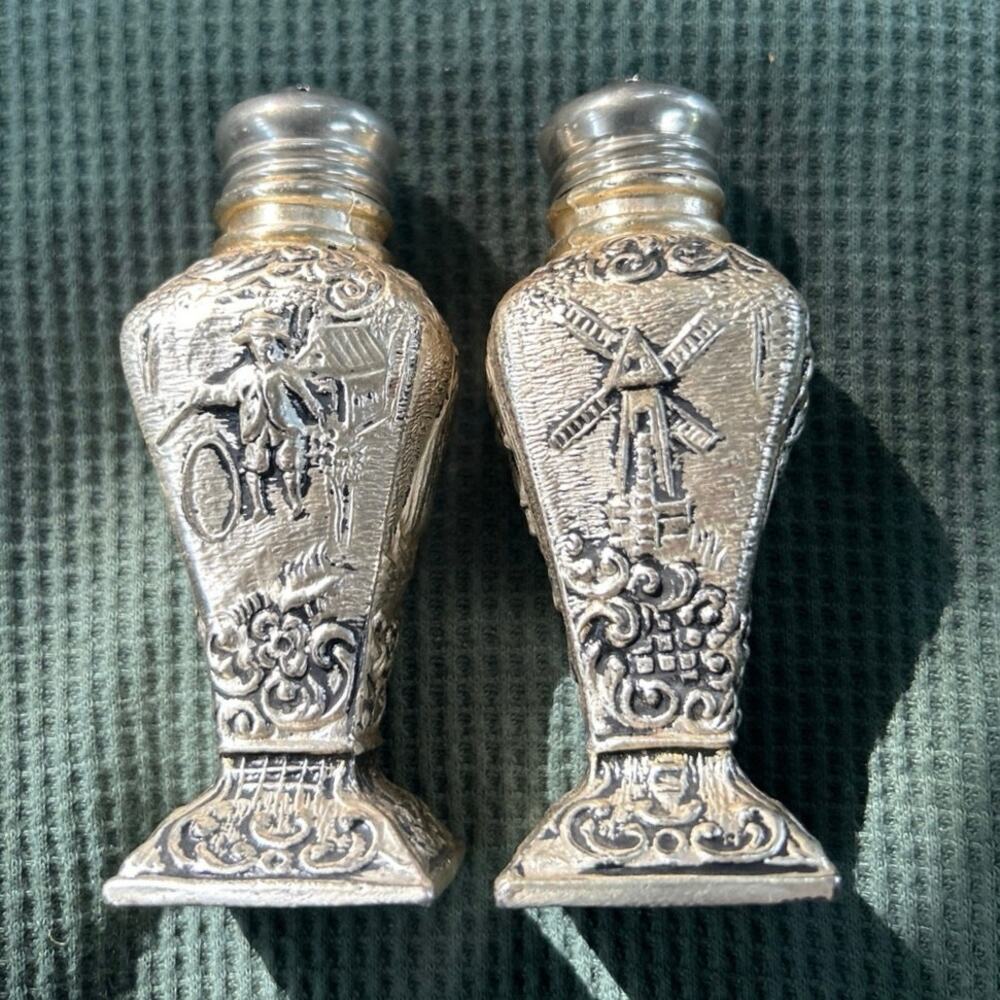 Pair 1940s Dutch Scenes Shakers SPCo #106 Silverplate